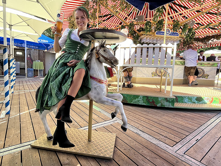 Oktoberfest Weißbierkarussel: das Weißbierkarussel Fahrenschon auf dem Oktoberfest 2023 mit nostalgischen Sitzmöglichkeiten in Gestalt von Karussellpferden (©fFoto: Martin Schmitz)